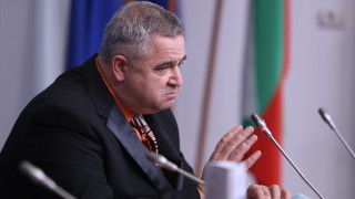 На практика властите в Северна Македония дават десен мигач но