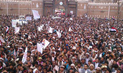 Хиляди на протест срещу въздушните удари в столицата на Йемен