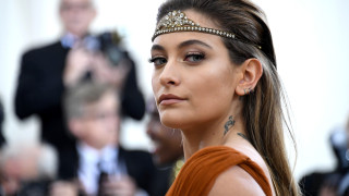 Парис Джаксън чисти графити от звездата на Майкъл Джаксън