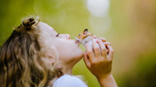 Видът на сладко пухкаво животно или бузесто бебе предизвикват у