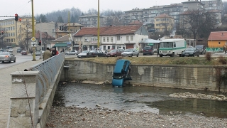 Таксиджия падна в река Янтра