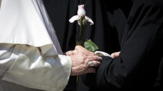 Папата задължи свещенослужителите да сигнализират при педофилия