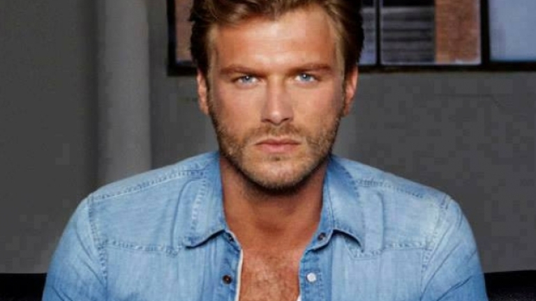 Къванч Татлъту - ядосан заради сватбата си! (СНИМКИ)