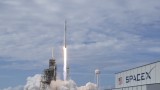  SpaceX изстреля първите два спътника, които ще обезпечат бърз интернет на Земята 