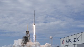 SpaceX изстреля първите два сателита, които ще осигурят бърз интернет на Земята