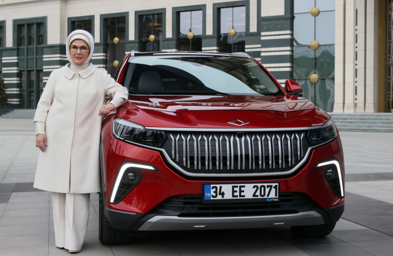 Съпругата на турския президент позира с първия произведен изцяло турски автомобил