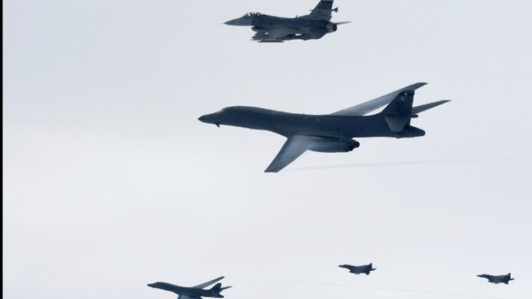 Американски бойни самолети симулират бомбардировки над Корейския полуостров