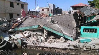 Загиналите от разрушителното земетресение в Хаити вече са най малко 724
