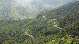 Автобус катастрофира днес в планините на Андите в Северно Перу