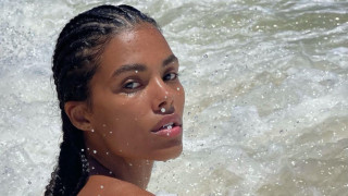 Тина Кунаки е опасно секси