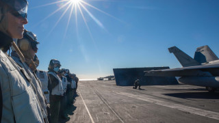 Американски самолетоносач провежда учения край Гърция