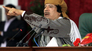 От лагера на Кадафи атакуваха заповедта за арест 