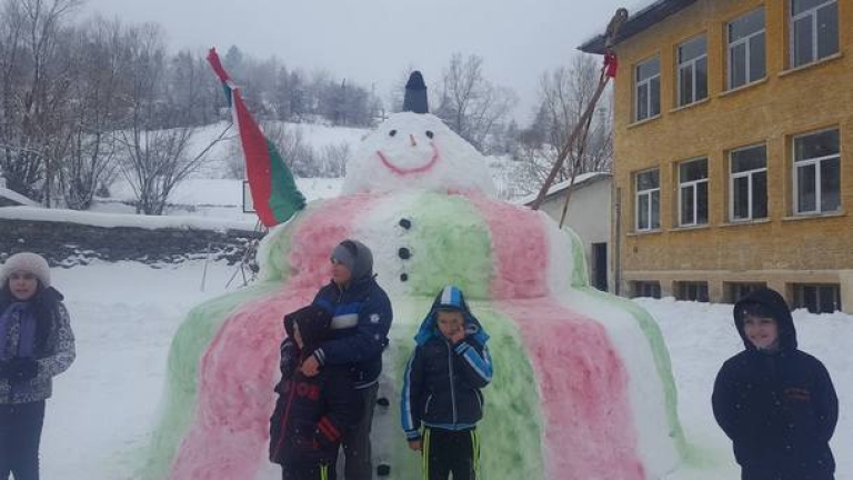 Почти 4-метров Снежен човек направиха в Забърдо