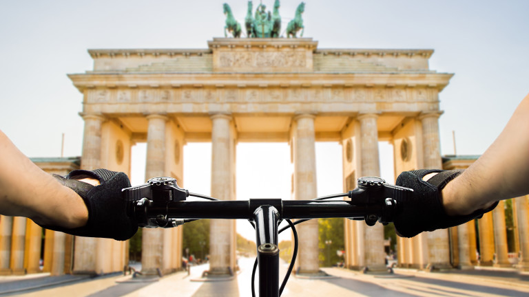 Десетки хиляди велосипедисти въртяха педали през големи части на Берлин