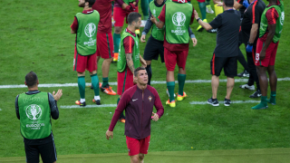 Нещо, което камерите пропуснаха: Роналдо едва не контузи съотборник на скамейката на Португалия