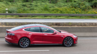 Английски собственик на електромобил Tesla S 60 е бил спрян
