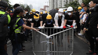 Полицията в Хонконг е използвала сълзотворен газ и гумени куршуми