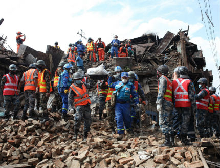 След земетресението в Непал: Брат откри сестра си, извадена на петия ден 