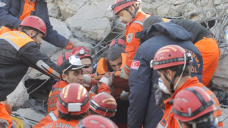 Дете, извадено живо изпод развалините в Турция