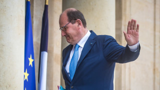 Френският премиер Жан Кастекс подаде оставка в понеделник в очакван