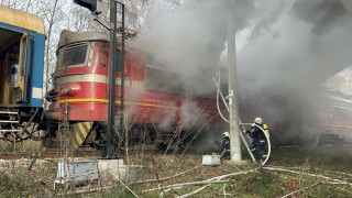 Скъсан кабел подпали локомотив в Мездра и спря влаковете в две направления