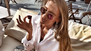 Моделката Велина Узунова изкушава с морски кадри край яхти Блондинката