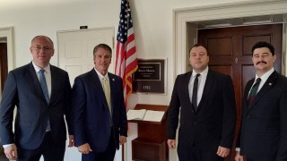 Пред републикански конгресмени в САЩ в усилията си да запази