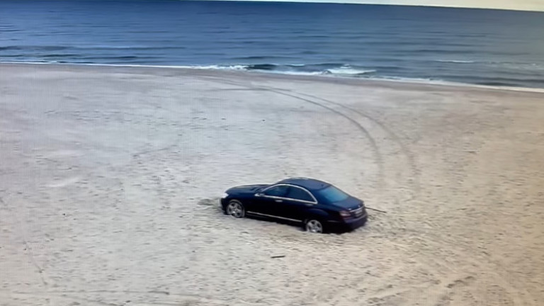 Българин заседна с автомобила си на един от най-красивите плажове