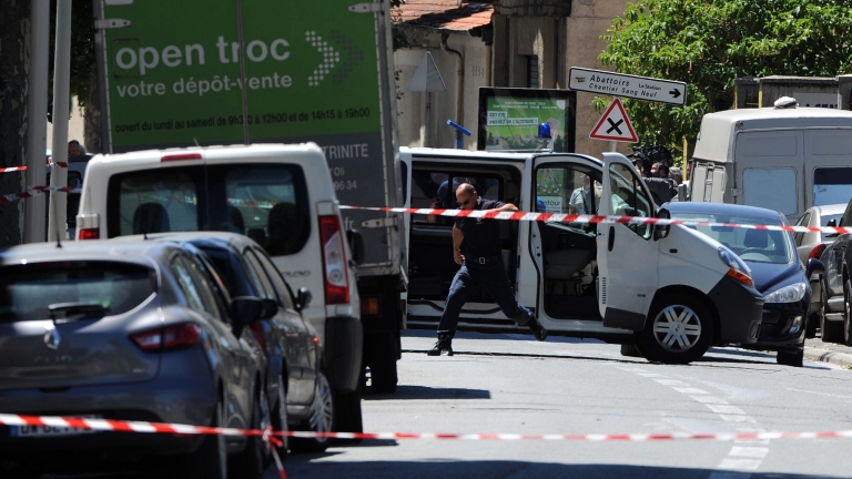 Държави затягат контрола по границите си с Франция след атаката в Ница 