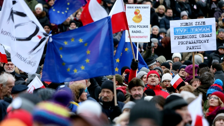 Хиляди поляци отново протестират срещу правителството