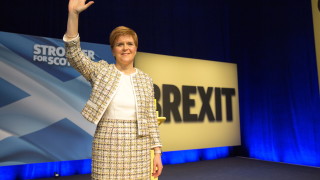 Първият министър на Шотландия Никола Стърджън обеща нови референдуми за