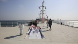  Йеменските хути качват туристи на пленения транспортен съд с български моряци 