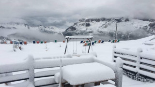Сняг покри курорта Алта Бадиа в Доломитите