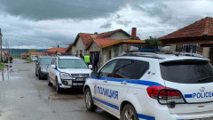 Полицай отнесе парче бетон в глезена, докато разтървава ромски фамилии в Берковица