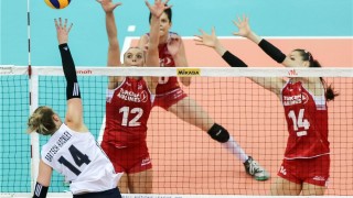 Световните шампионки от САЩ започнаха с победа участието си във