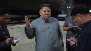 Севернокорейският лидер Ким чен Ун инспектира новопостроената подводница и обърна