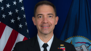 Кораб от военноморските сили на САЩ спаси в събота двама