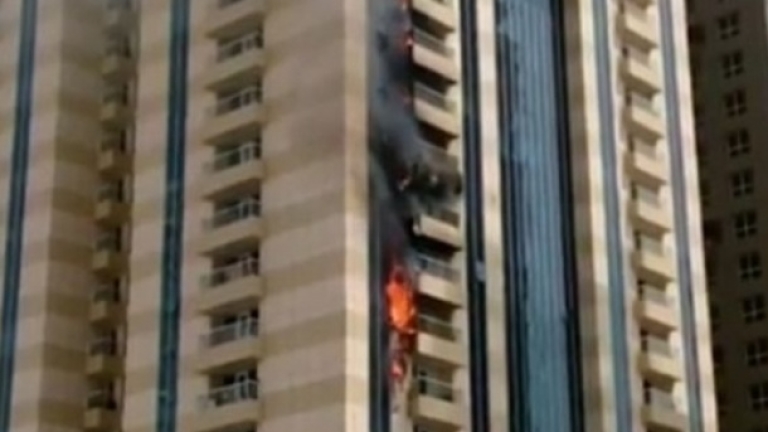 Небостъргач на 75 етажа гори в Дубай (ВИДЕО)