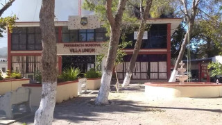 Десет заподозрени членове на наркокартел и четирима полицаи са убити