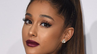 В последните седмици новините около чаровната певица са доста Първо