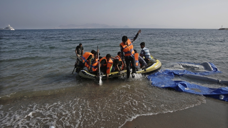 В Гърция арестуваха шестима за фалшифиране на документи на бежанци