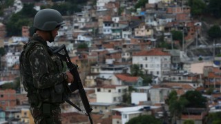 В Бразилия група от неизвестни лица нападна вицепремиера на американската