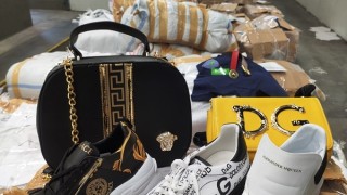 Митнически служители задържаха 12 628 маркови стоки сред които 7125