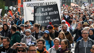 Хиляди в Щутгарт протестираха срещу COVID-19 мерките