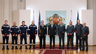 Президентът отличи огнеборци, гасили на пожари през 2021 г. у нас и в РСМ