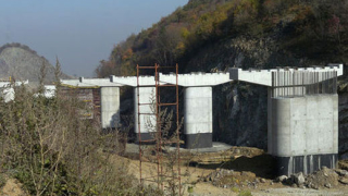 Продължава строежът на пътен възел „Даскалово"