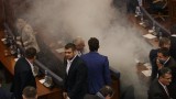 Прекъсват със сълзотворен газ работата на парламента на Косово
