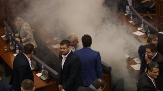 Парламентарната опозиция в Косово е използвала сълзотворен газ за да