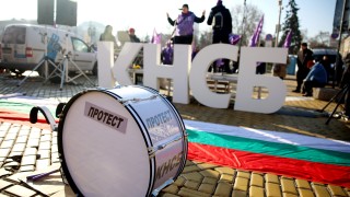 Протест и автошествие на КНСБ блокираха центъра на София В