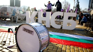 Протест и автошествие на КНСБ блокираха центъра на София В